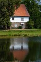 vieilles maisons dans la campagne lettone photo