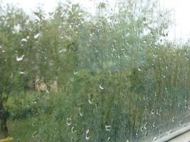 jours de pluie gouttes de pluie sur la surface de la fenêtre photo