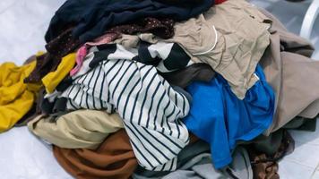 tas de vêtements sales pour la lessive photo