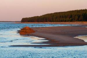 paysages d'été de la mer baltique au coucher du soleil photo