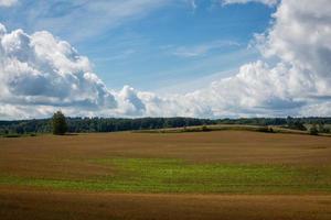 paysages d'été lettons avec des nuages photo