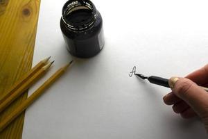 la femme écrit à l'encre noire. photo