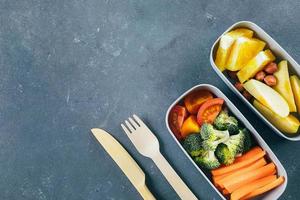boîte à lunch avec légumes et fruits. délicieux concept de nourriture équilibrée. vue de dessus, espace de copie