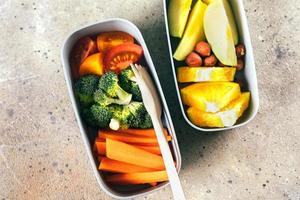 boîtes à lunch avec légumes et fruits. délicieux concept de nourriture équilibrée. concept de vie saine. photo