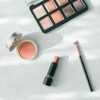 maquillage cosmétique, pinceau sur fond clair. beauté, concept de mode. vue de dessus, mise à plat photo