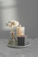 diffuseur de parfum d'arôme domestique et bougies allumées sur fond de marbre. éléments intérieurs. photo