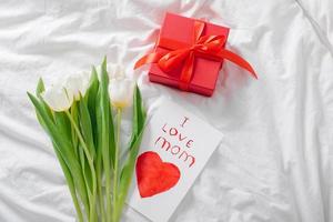 tulipes blanches, cadeau cadeau, carte de voeux pour les vacances. concept de la fête des femmes, fête des mères photo