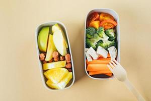 boîtes à lunch avec légumes et fruits. délicieux concept de nourriture équilibrée. concept de vie saine photo