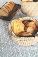 assortiment de pains - sans gluten, maïs, pain de seigle dans un panier artisanal en jute. boulangerie maison, cuisine maison photo