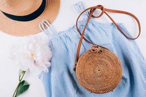 vêtements d'été de mode pour femmes, accessoires. chapeau de paille femme élégant, robe bleue, sac en rotin, pivoine photo