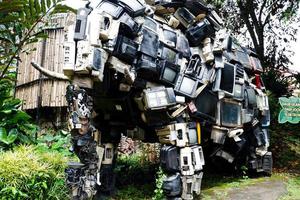 téléviseurs usagés qui sont recyclés en formes d'éléphants. photo