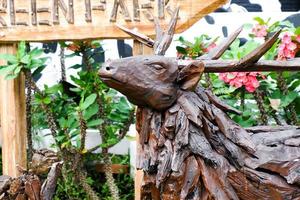 mise au point sélective de cerfs en sculptures sur bois. photo