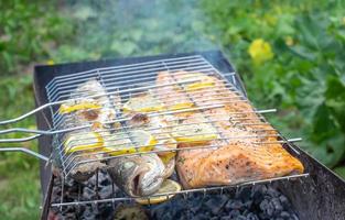 barbecue en plein air avec du poisson grillé