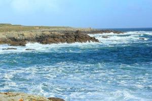 vagues de la mer s'écrasant sur les rochers 4 photo