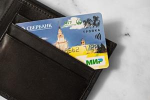 carte bancaire en plastique du monde du système de paiement russe sberbank dans le portefeuille. tcheliabinsk, russie 06.01.2023 photo