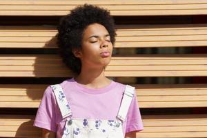 femme noire debout sous la lumière du soleil photo