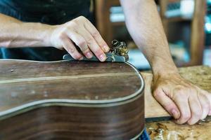 luthier masculin méconnaissable fabriquant une guitare flamenco espagnole photo