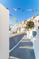 architecture blanche traditionnelle et porte donnant sur la mer méditerranée dans le village de fira sur l'île de santorin, grèce. fond de voyage pittoresque. beau concept de vacances d'été, ciel bleu incroyable