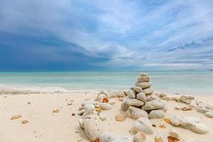 tours de pierres de dolomite équilibrées sur la plage par temps nuageux. pierre zen d'inspiration et de méditation à la plage photo