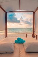 canopée de plage incroyable avec une ambiance de vacances d'été. couleurs du coucher du soleil, concept de plage de ciel de sable de mer avec vue sur la mer sans fin. beau paysage tropical, complexe de luxe ou fond d'hôtel comme destination de voyage photo