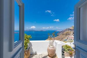 architecture blanche traditionnelle et porte donnant sur la mer méditerranée dans le village de fira sur l'île de santorin, grèce. fond de voyage pittoresque. beau concept de vacances d'été, ciel bleu incroyable
