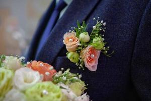 marié en costume bleu et cravate. Jour de mariage. boutonnière, bouquet. bokeh photo