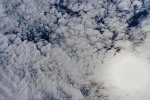 beaux nuages ciel clair fond de jour photo