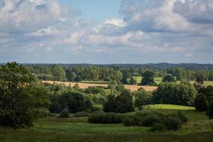 paysages d'été lettons avec des nuages photo