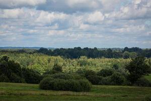 paysages d'été lettons avec des nuages photo