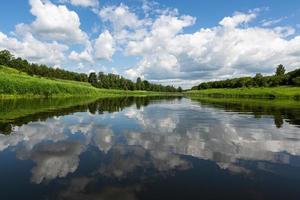 paysages d'été avec rivière en lettonie photo