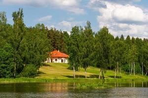 vieilles maisons dans la campagne lettone photo