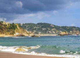 mazunte mexique belle plage paradisiaque avec montagnes falaises rochers vagues. photo