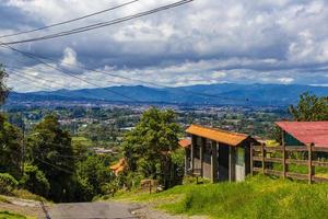 beau paysage de montagne ville panorama forêt arbres nature costa rica. photo