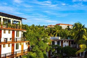 hôtels bâtiments maisons dans un paradis tropical à puerto escondido mexique. photo