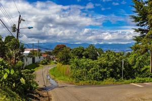 beau paysage de montagne ville panorama forêt arbres nature costa rica. photo