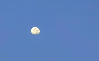 gros plan de la lune qui brille de mille feux au mexique. photo