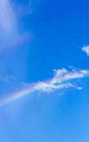 beau double arc-en-ciel rare sur fond bleu ciel nuageux mexique. photo
