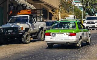 puerto escondido oaxaca mexico 2022 voiture de taxi bleu turquoise vert à puerto escondido mexico. photo