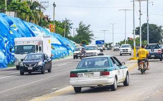 puerto escondido oaxaca mexique 2022 rues colorées voitures magasins à fort trafic personnes bâtiments commerce mexique. photo