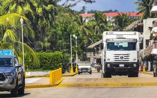 puerto escondido oaxaca mexique 2022 rues colorées voitures magasins à fort trafic personnes bâtiments commerce mexique. photo