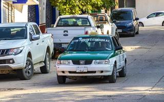 puerto escondido oaxaca mexico 2022 voiture de taxi bleu turquoise vert à puerto escondido mexico. photo