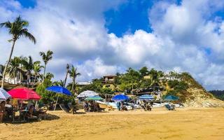 mazunte oaxaca mexique 2022 belle plage paradisiaque avec montagnes falaises rochers vagues. photo