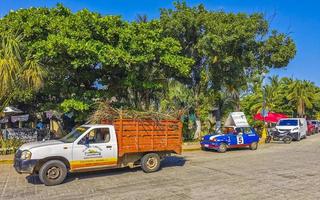 puerto escondido oaxaca mexique 2022 rues colorées voitures magasins à fort trafic personnes bâtiments commerce mexique. photo