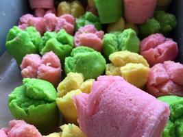 cupcakes traditionnels indonésiens avec une variété de couleurs attrayantes photo