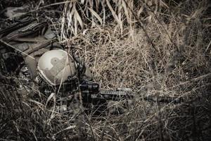 les soldats des forces spéciales sur les guerres dans le désert, les thaïlandes, les soldats de l'armée utilisent un ordinateur portable pour voir la carte avec satellite, utilisant la radio pour communiquer pendant l'opération militaire photo