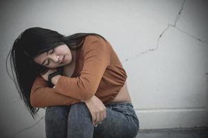 gros plan femme triste asiatique chagrin d'amour non partagé, concept de jeune fille au coeur brisé, style vintage, ton sombre photo