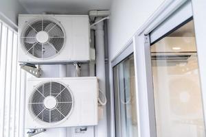 deux compresseurs de climatisation sont accrochés au mur. photo