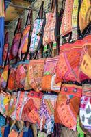 des sacs de souvenirs faits à la main de style asiatique sont suspendus et exposés pour la vente dans la boutique