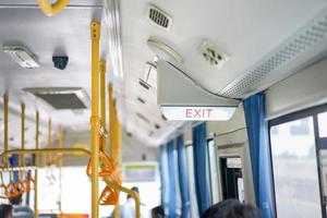 la boîte à lumière de l'enseigne de sortie est accrochée au plafond à l'intérieur du bus, en thaïlande. photo