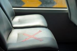 gros plan sur le symbole de la croix rouge sur la chaise à l'intérieur du bus en période de coronavirus. photo